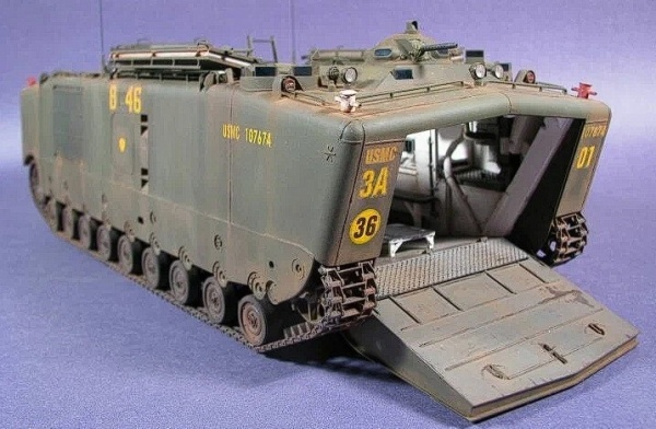 AF35022 Бронетранспортер LVTP5 1/35