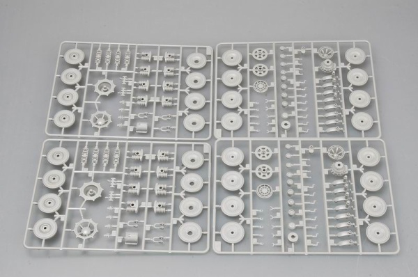 Т00384 1/35 German Entwicklungsfahrzeug E 100 Super Heavy Tank