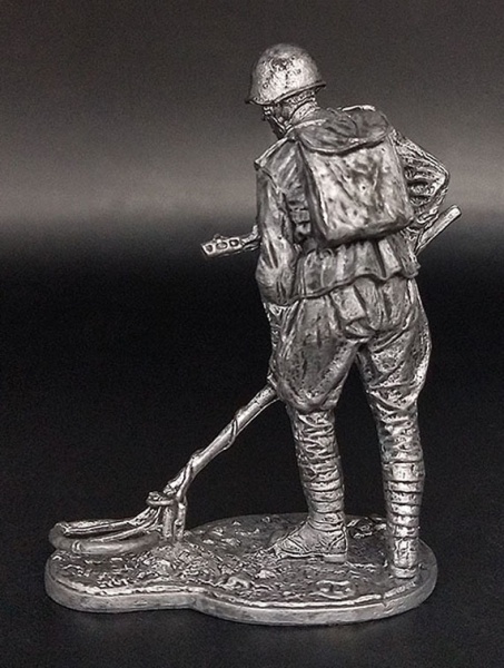 WW2-58 Ряд. сапёрных частей Красной Армии с миноискателем, 1943-45 гг. СССР