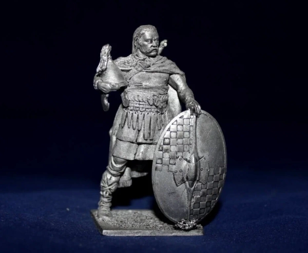 54-24 Кельт шлем в руке