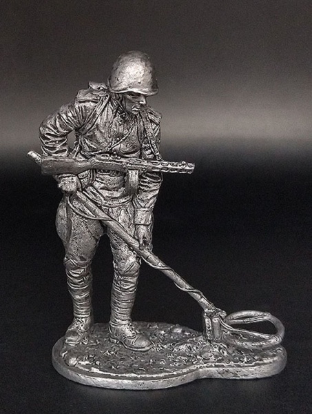 WW2-58 Ряд. сапёрных частей Красной Армии с миноискателем, 1943-45 гг. СССР