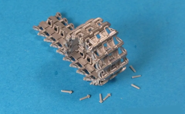 MTL-35140 Tracks for FV324, worn out/destructed pads