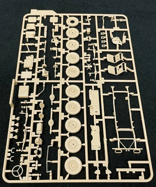 VS-012 1/35 MB Military Vehicle WASP Flamethrower