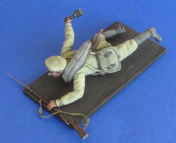 MCF35121 1/35 Русский солдат с гранатой РГ-14