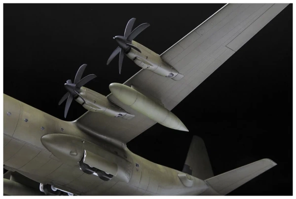 7325 Военно-транспортный самолет С-130J