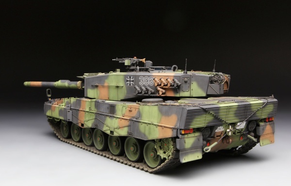 TS-016 1/35 GERMAN MAIN BATTLE TANK LEOPARD 2 A4