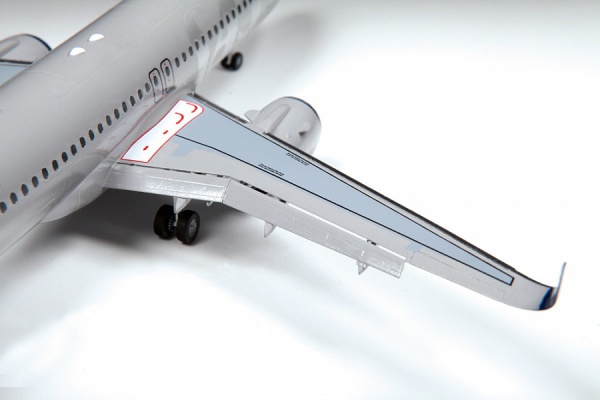 7037 Пассажирский авиалайнер Аэробус А320neo